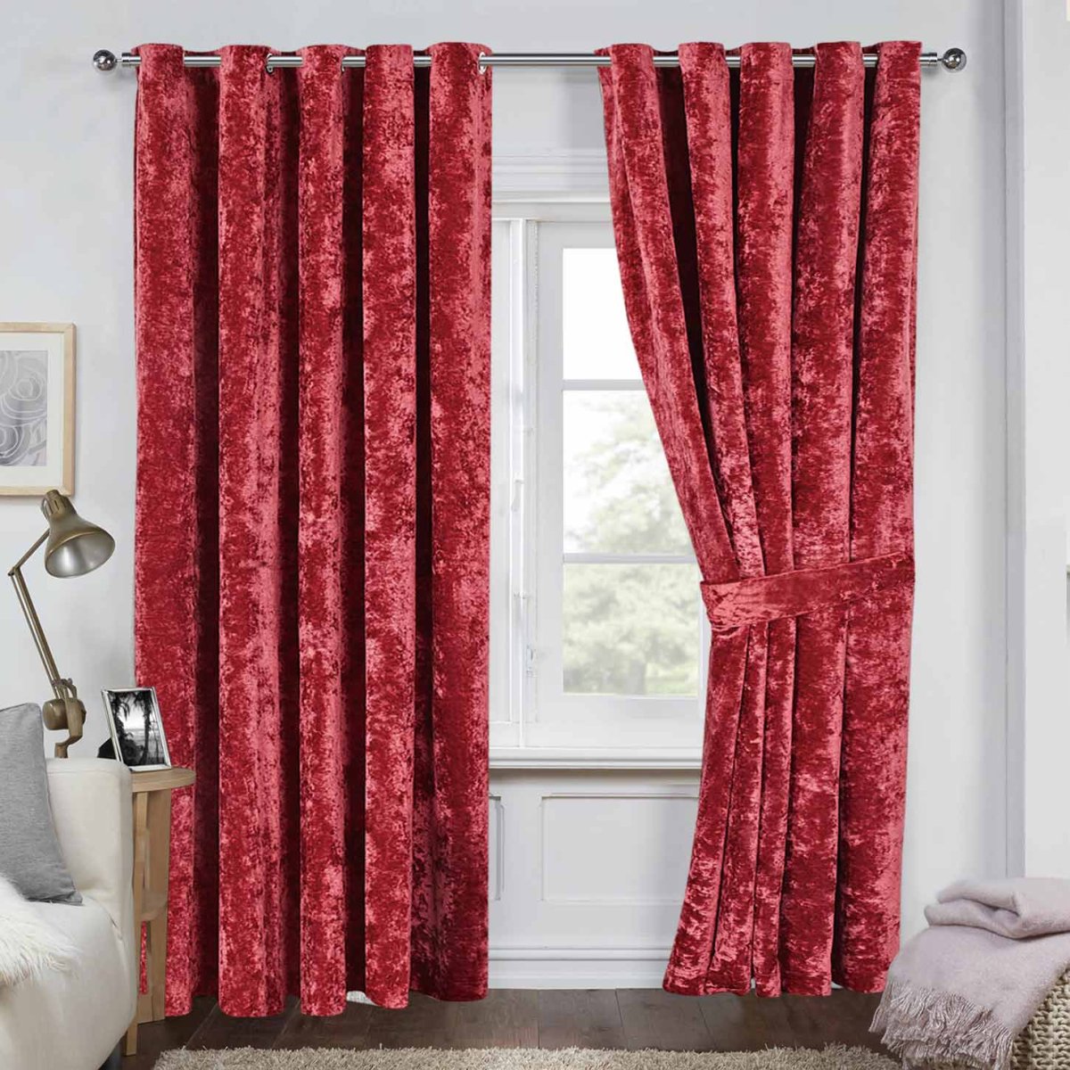 Красные бархатные шторы