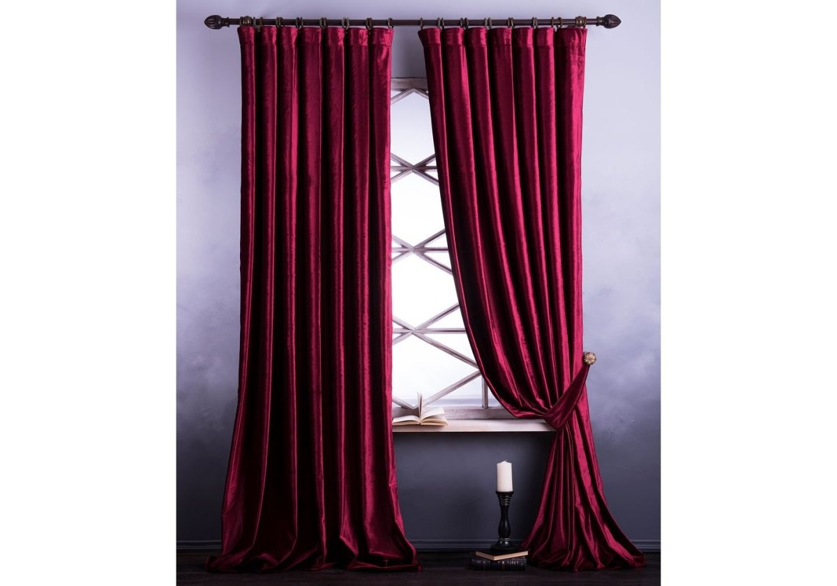 Красные шторы