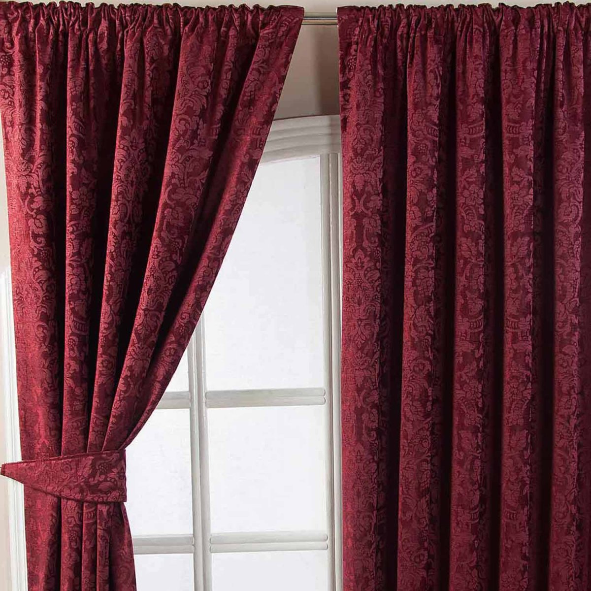 Бордовый бархатный занавес