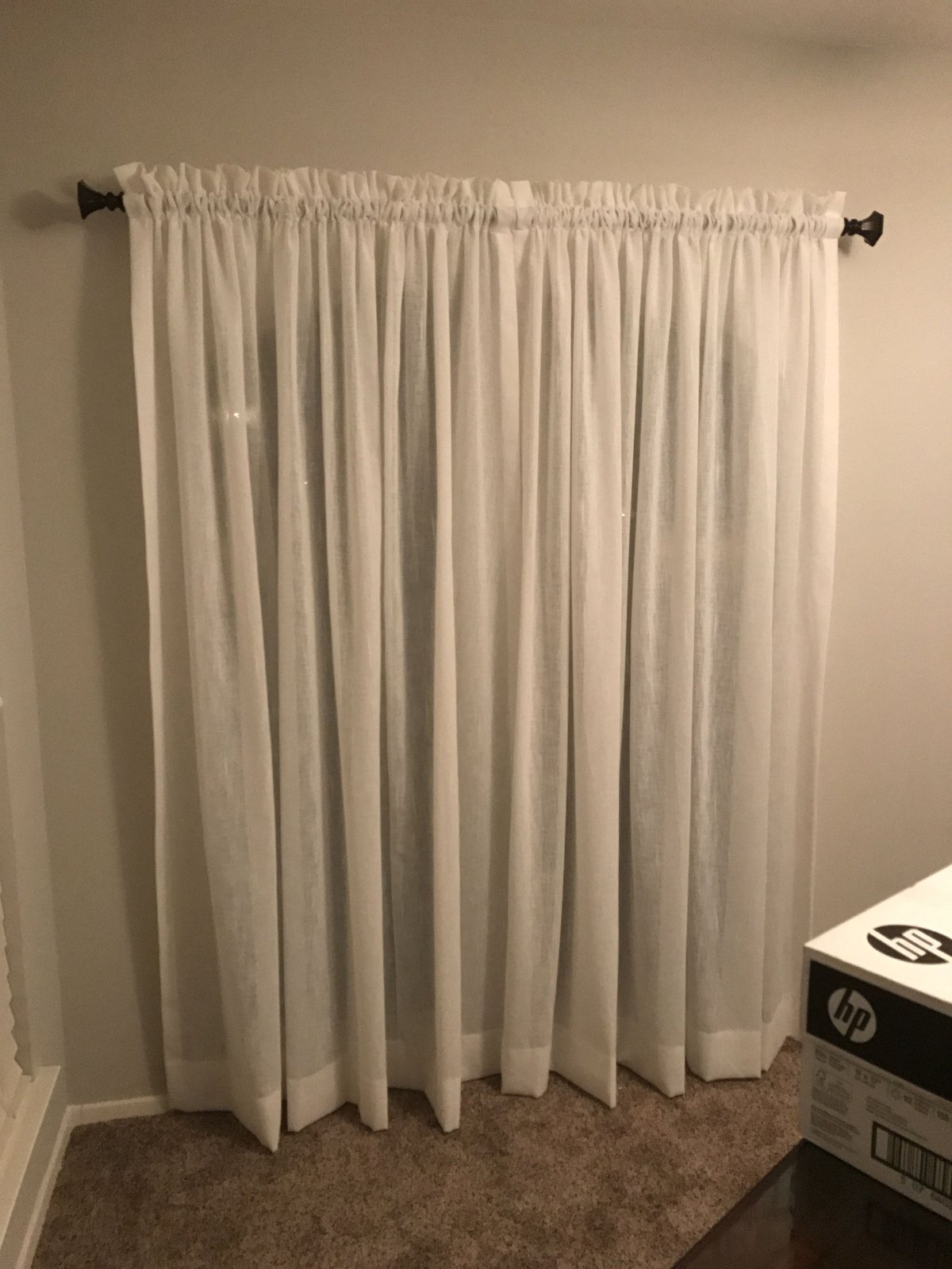 Шторы из бархата в интерьере гостиной в стиле