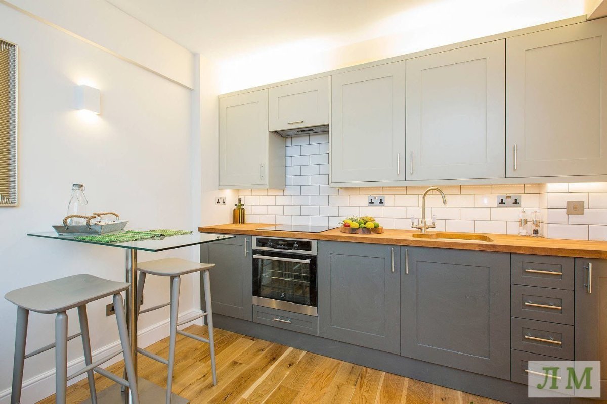 Серая кухня с деревянной столешницей