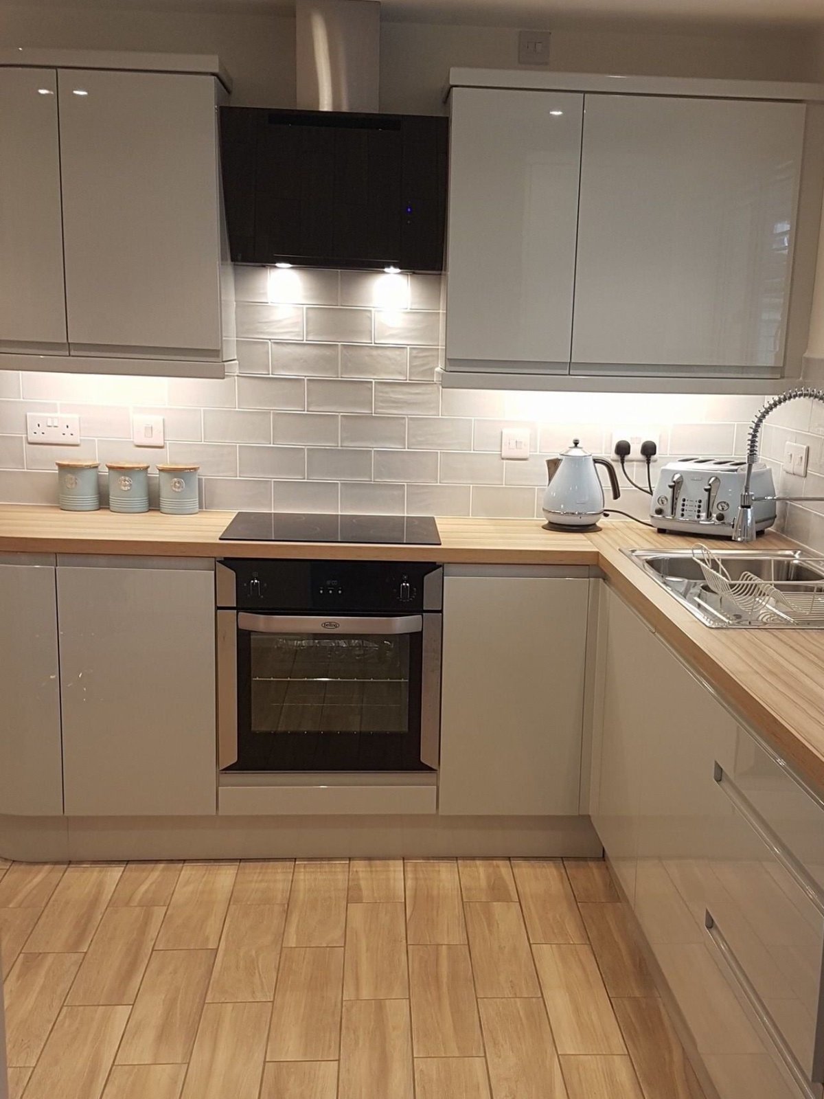 Кухня в сером цвете с деревянной столешницей