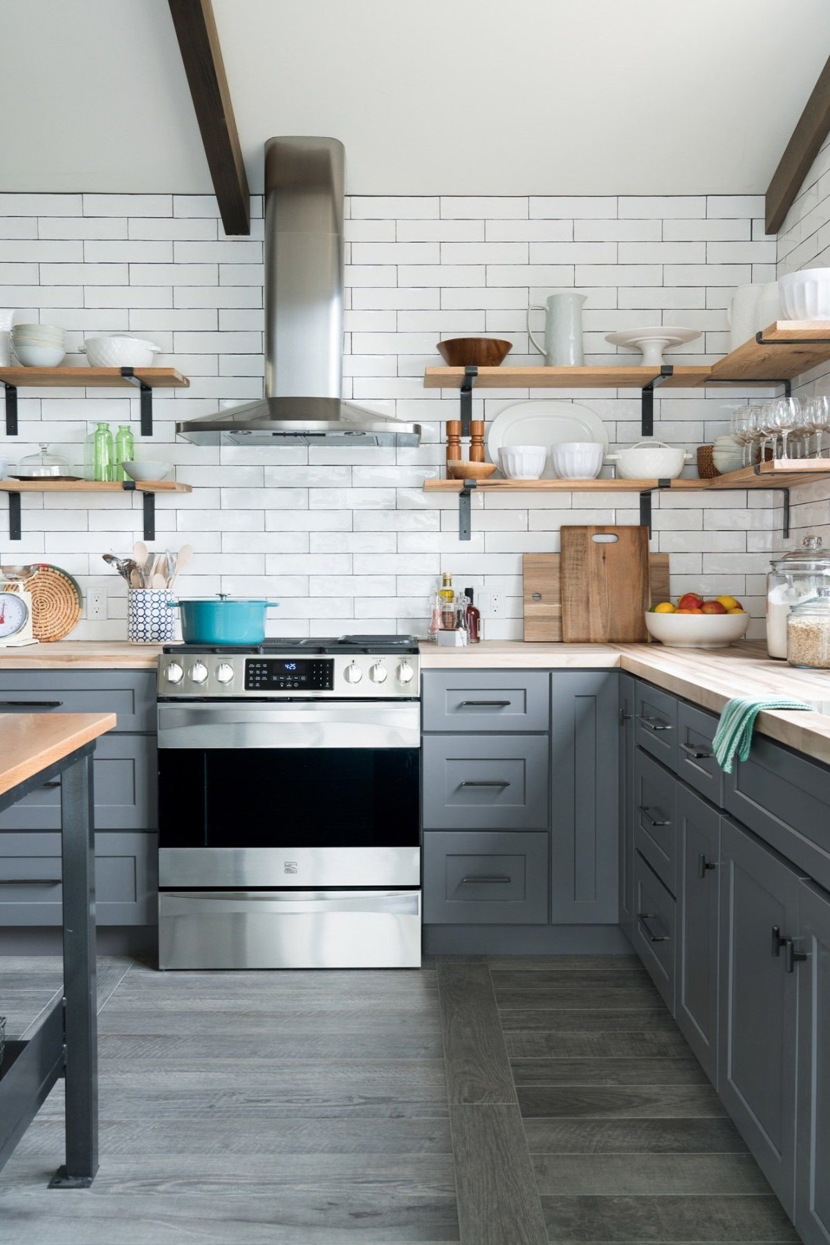 Черная кухня с деревянной столешницей