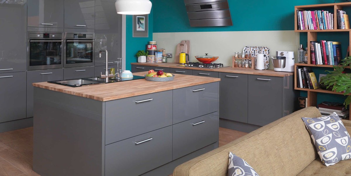 Серая кухня с деревянной столешницей