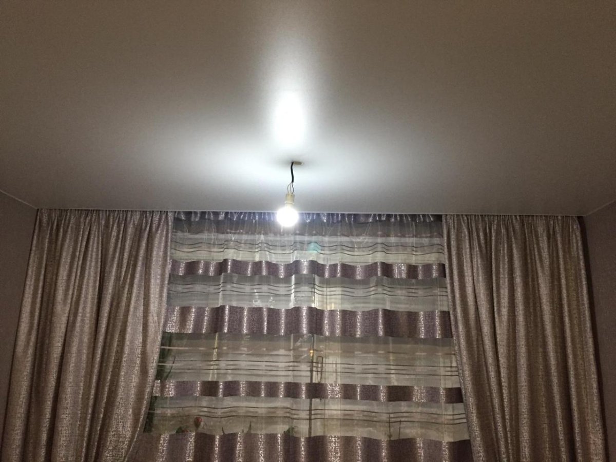 Шторы в гостиную с натяжным потолком