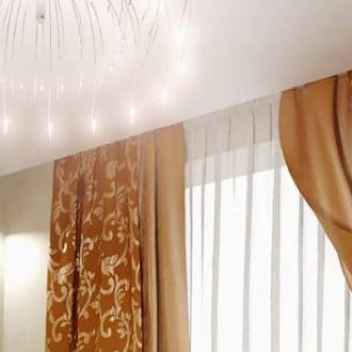 Натяжной потолок и шторы