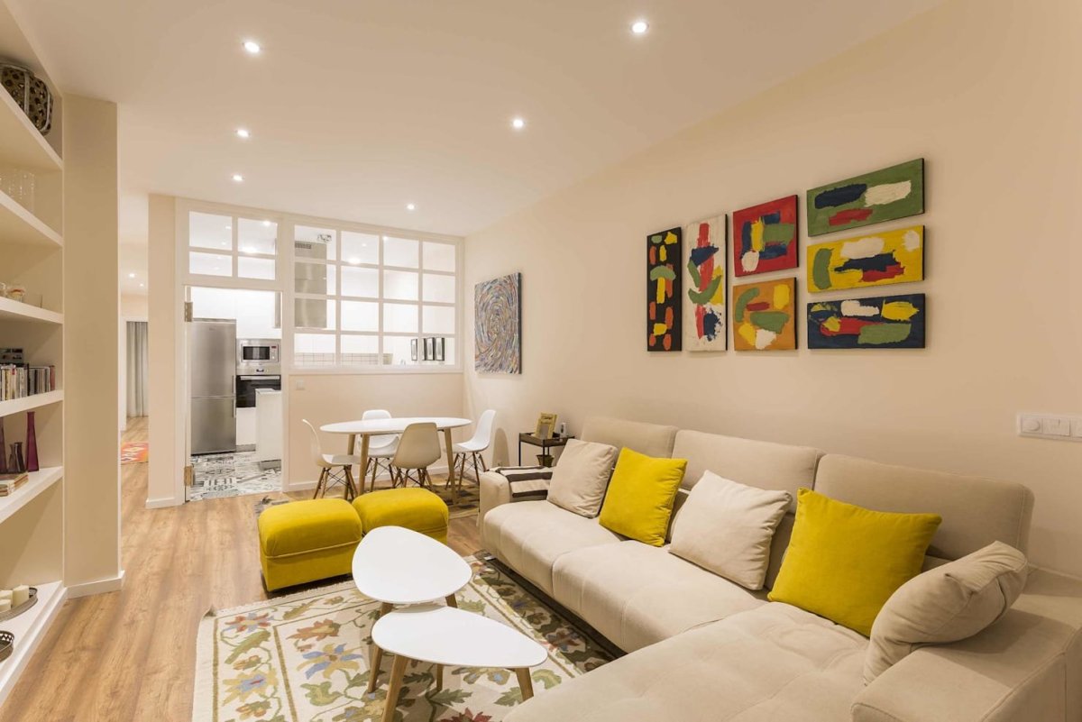 Светлая гостиная с яркими акцентами