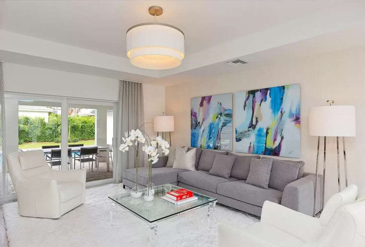 Бежевый интерьер с яркими акцентами