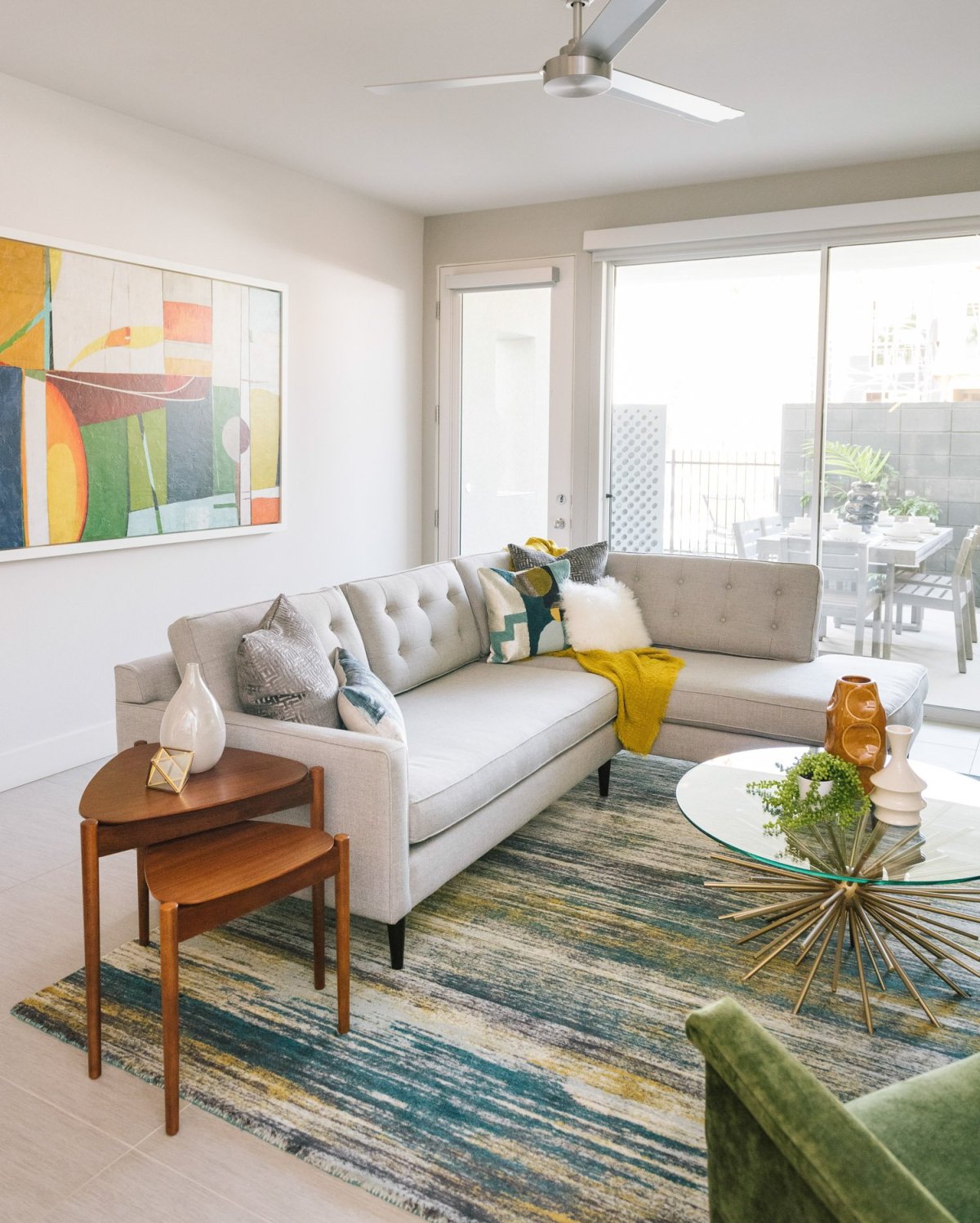 Спальня в светлых тонах с яркими акцентами