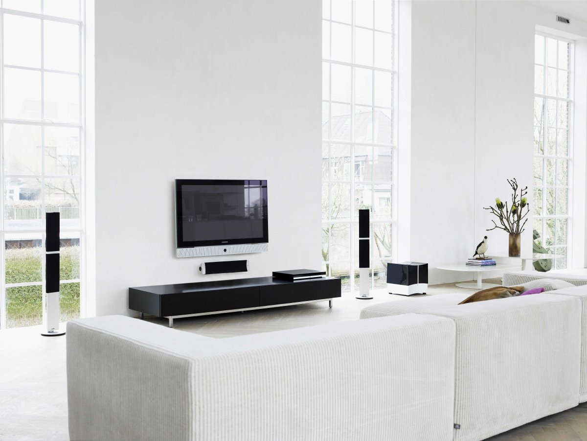 Телевизор на белой стене