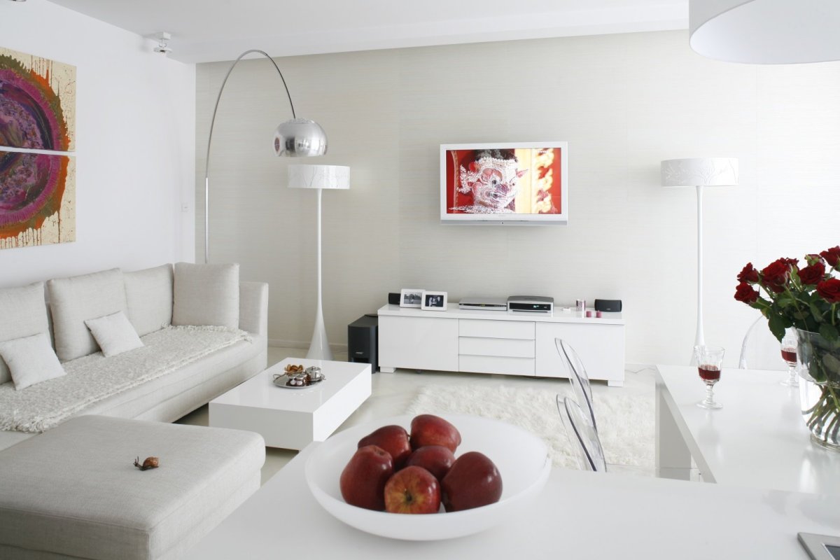 Белые стены в интерьере гостиной