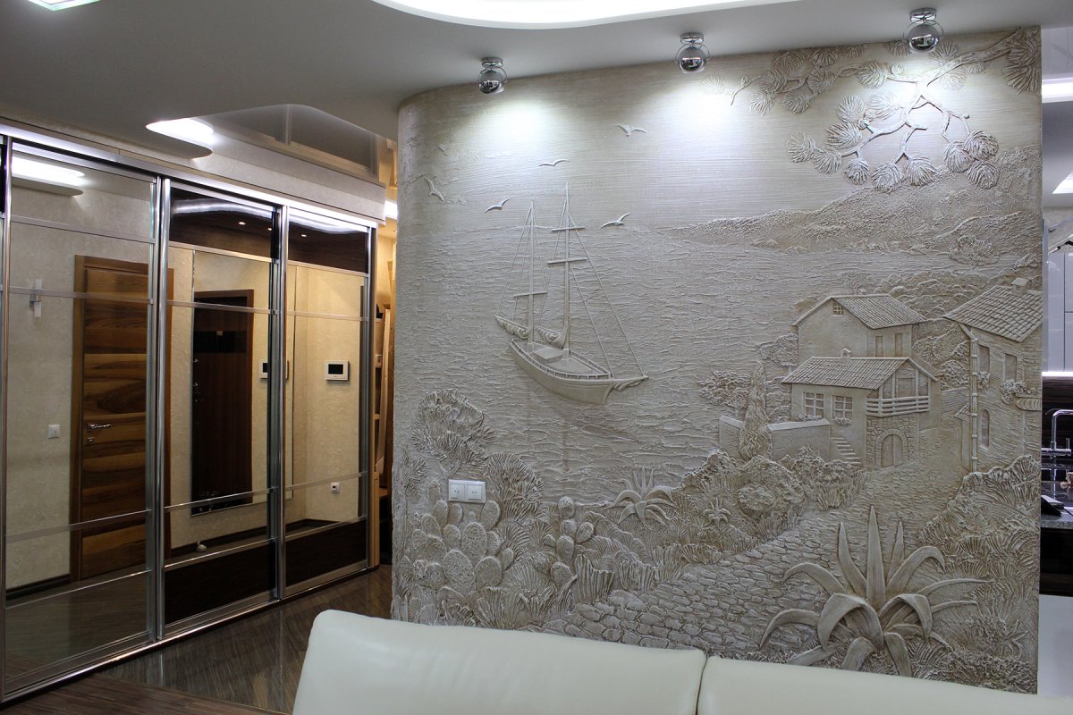 Барельеф из штукатурки на стене