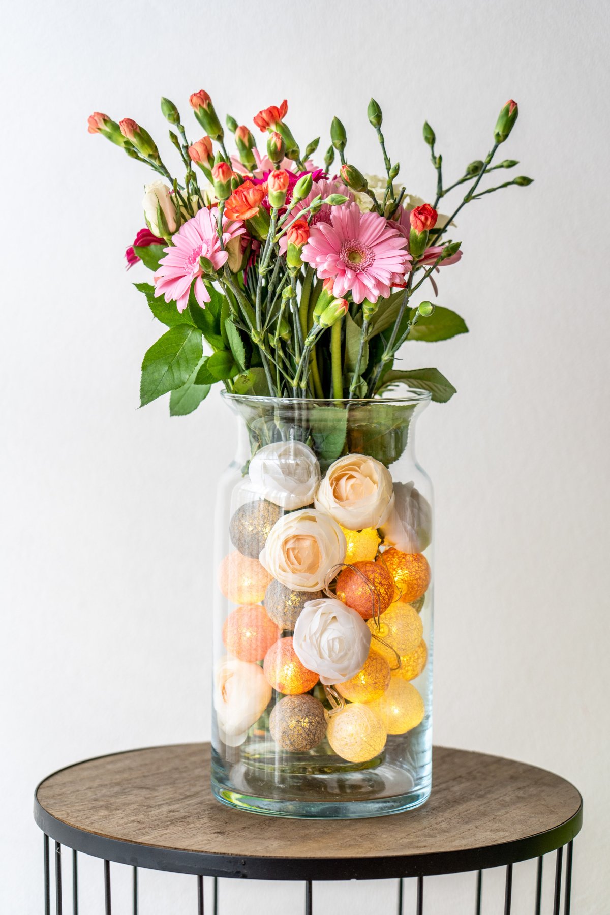 Стеклянные декоративные камушки в вазе