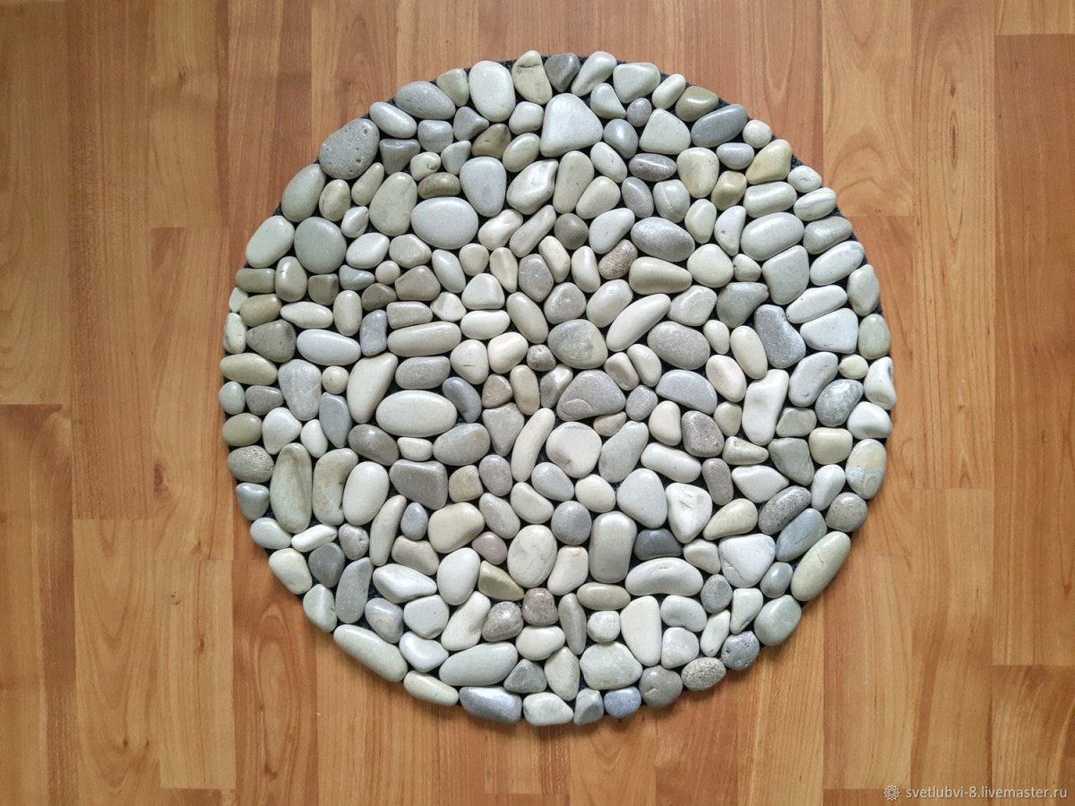 Прозрачная ваза с камнями