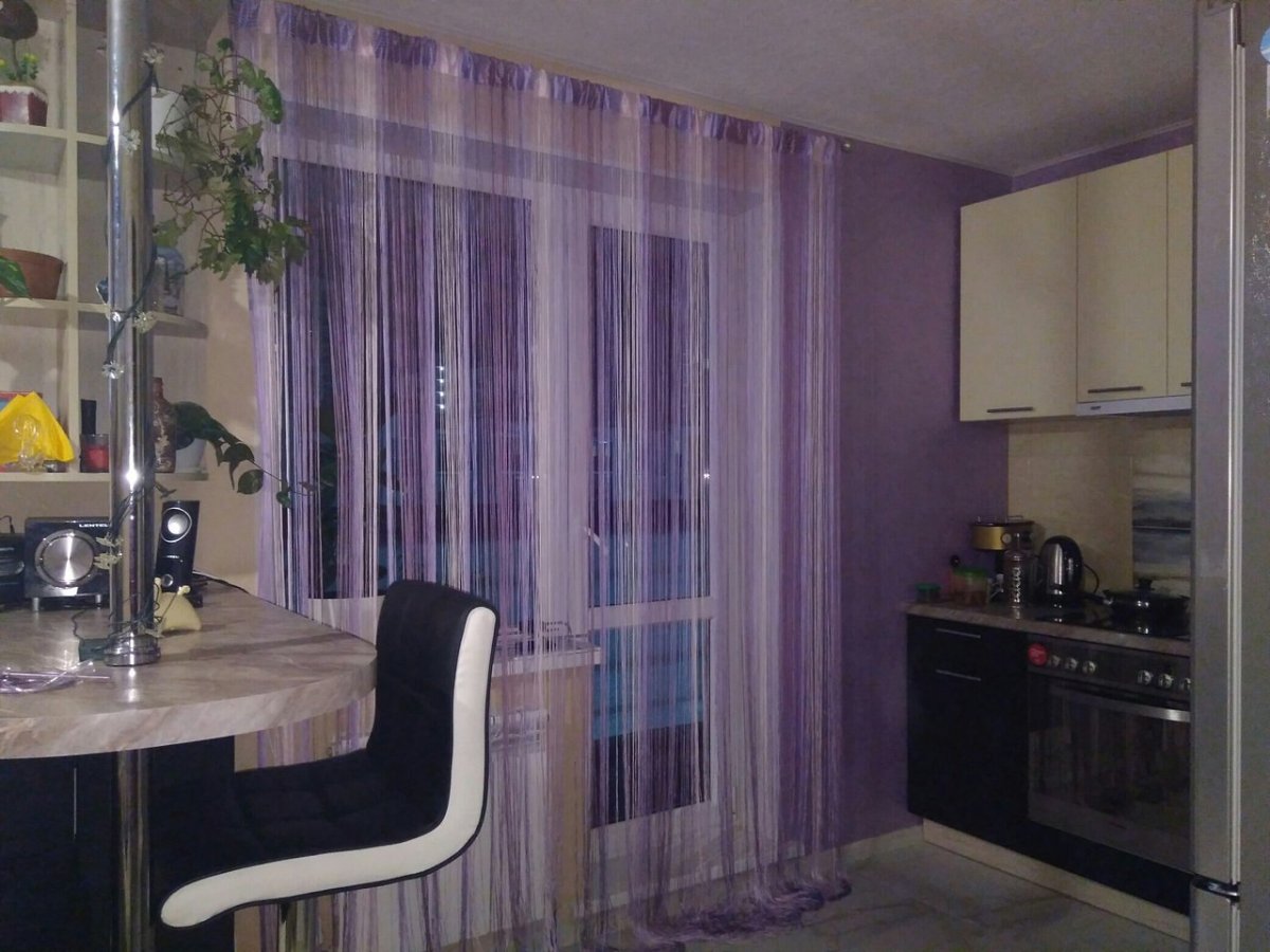 Нитяные шторы в интерьере кухни