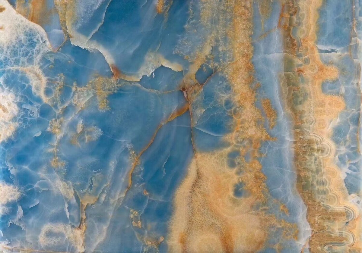 Синий мрамор в интерьере гостиной