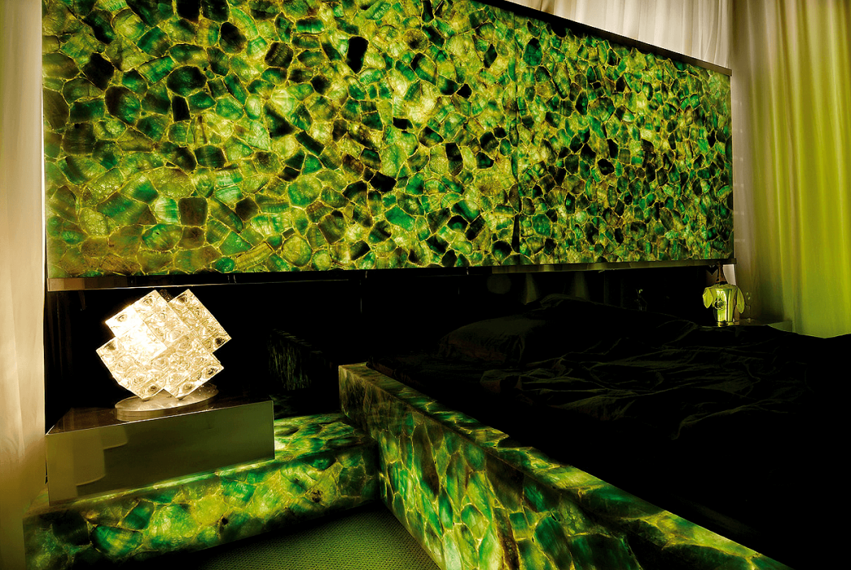 Стена из оникса с подсветкой