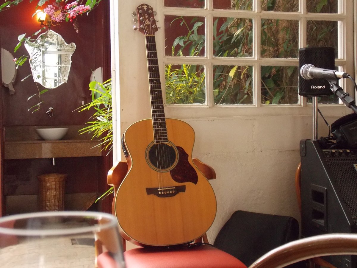Комната с гитарой