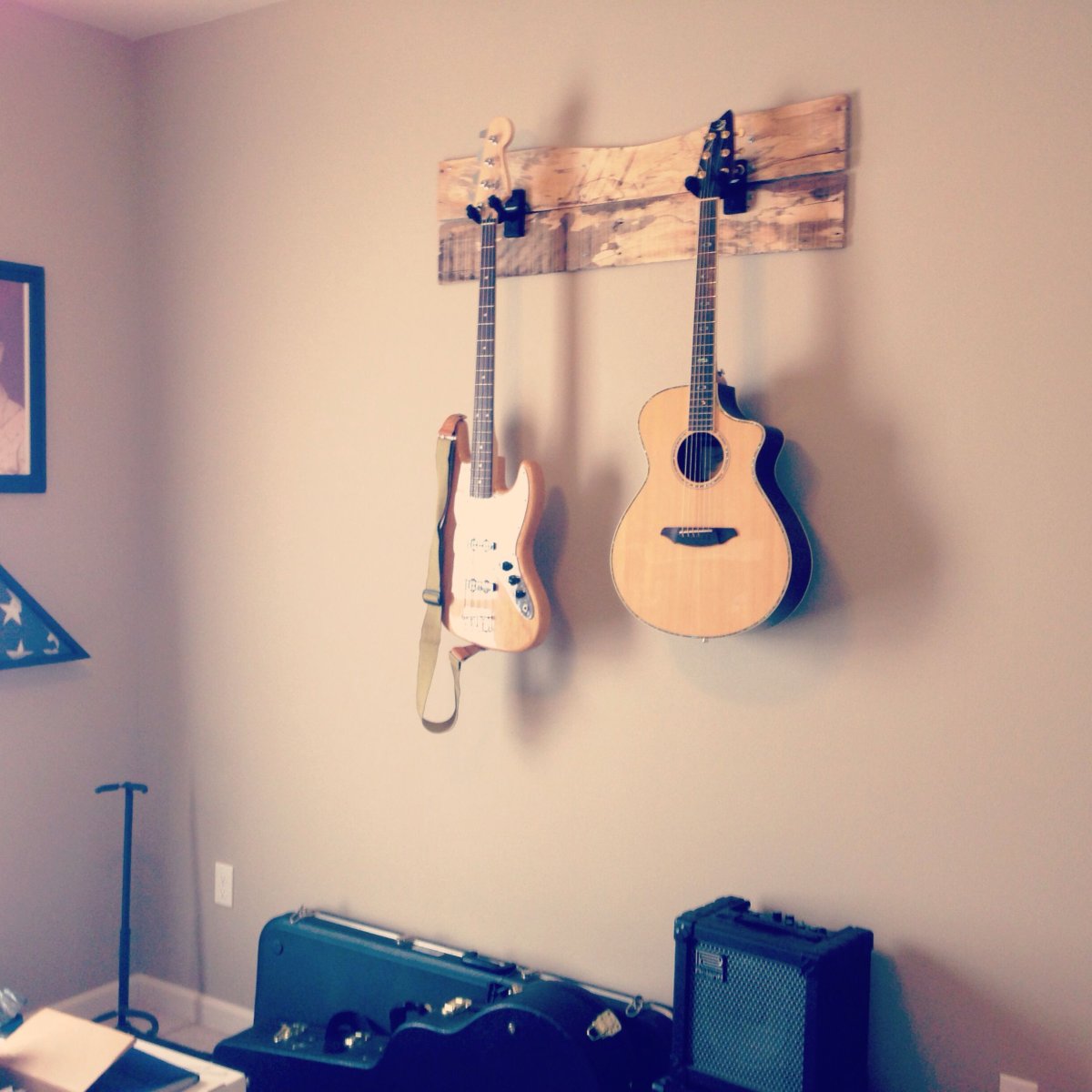 Комната с гитарой