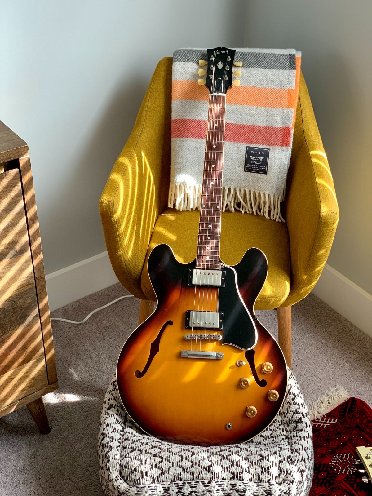 Декоративная гитара на стену