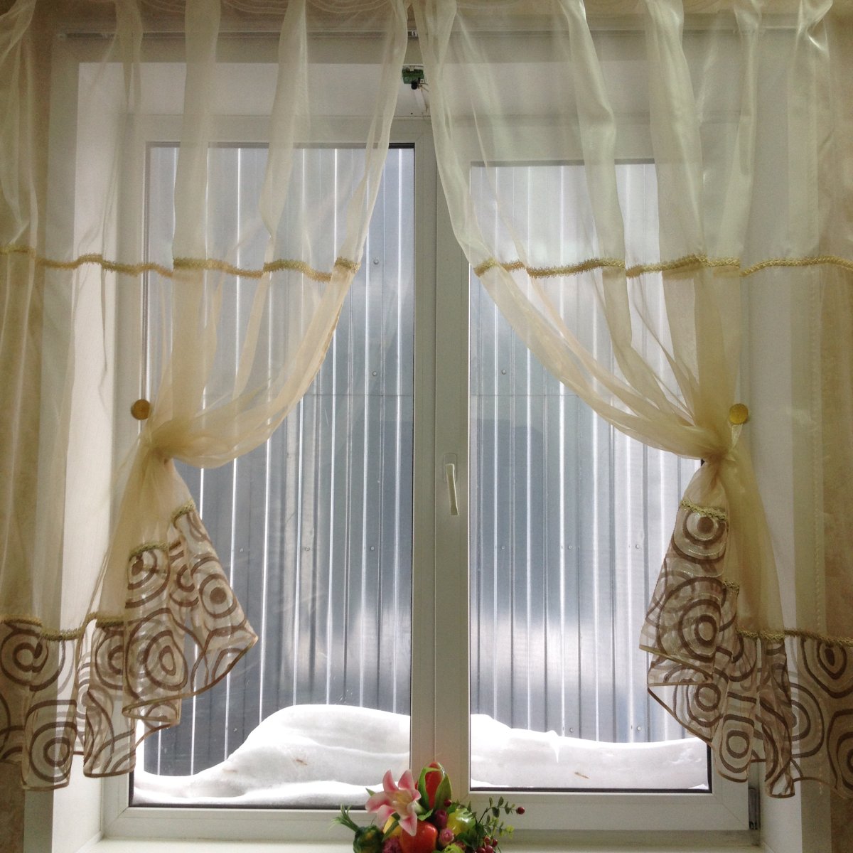 Шторы из органзы комбинированные на кухню