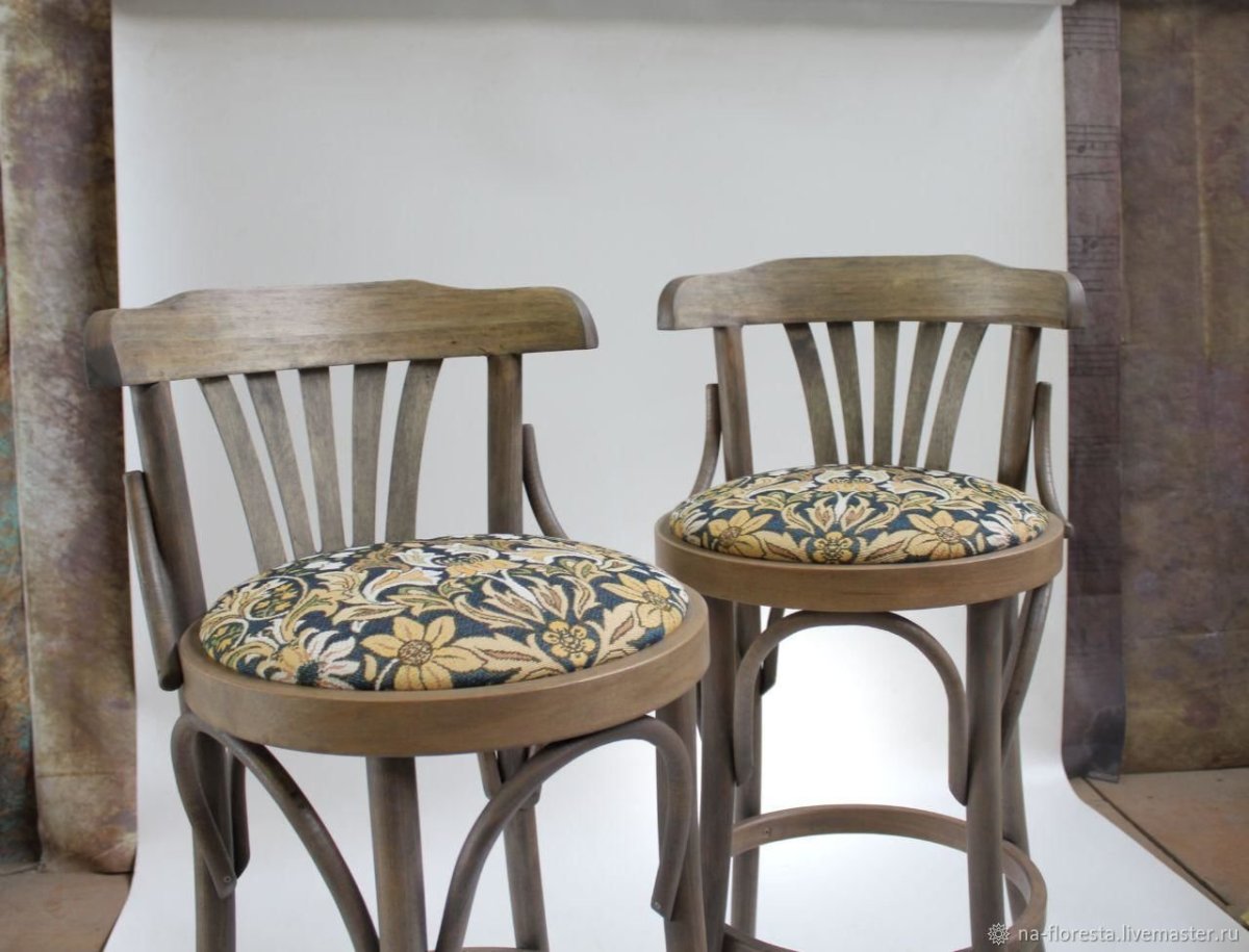 Венские стулья в интерьере гостиной