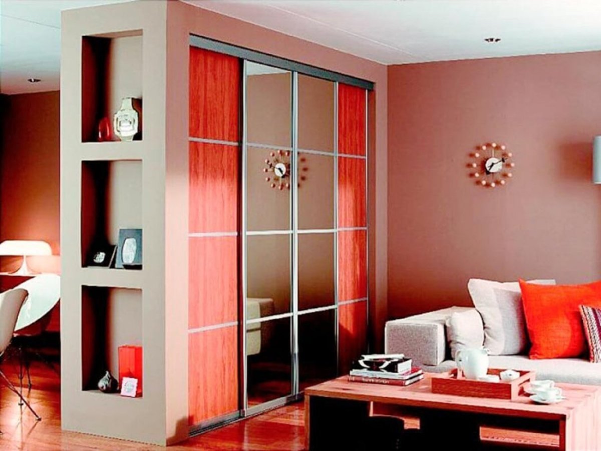 Шкаф в маленькой студии