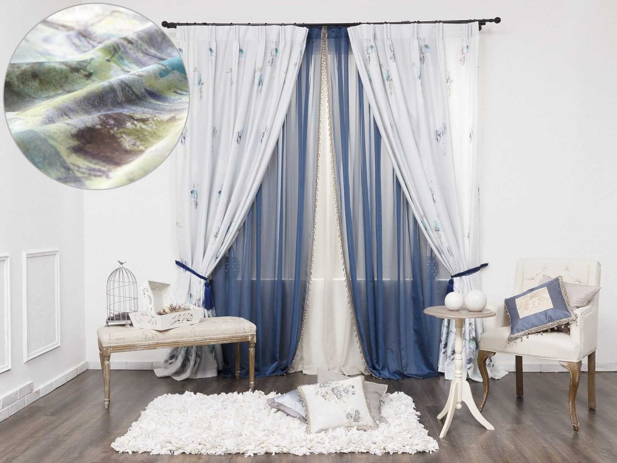 Синие шторы в сером интерьере