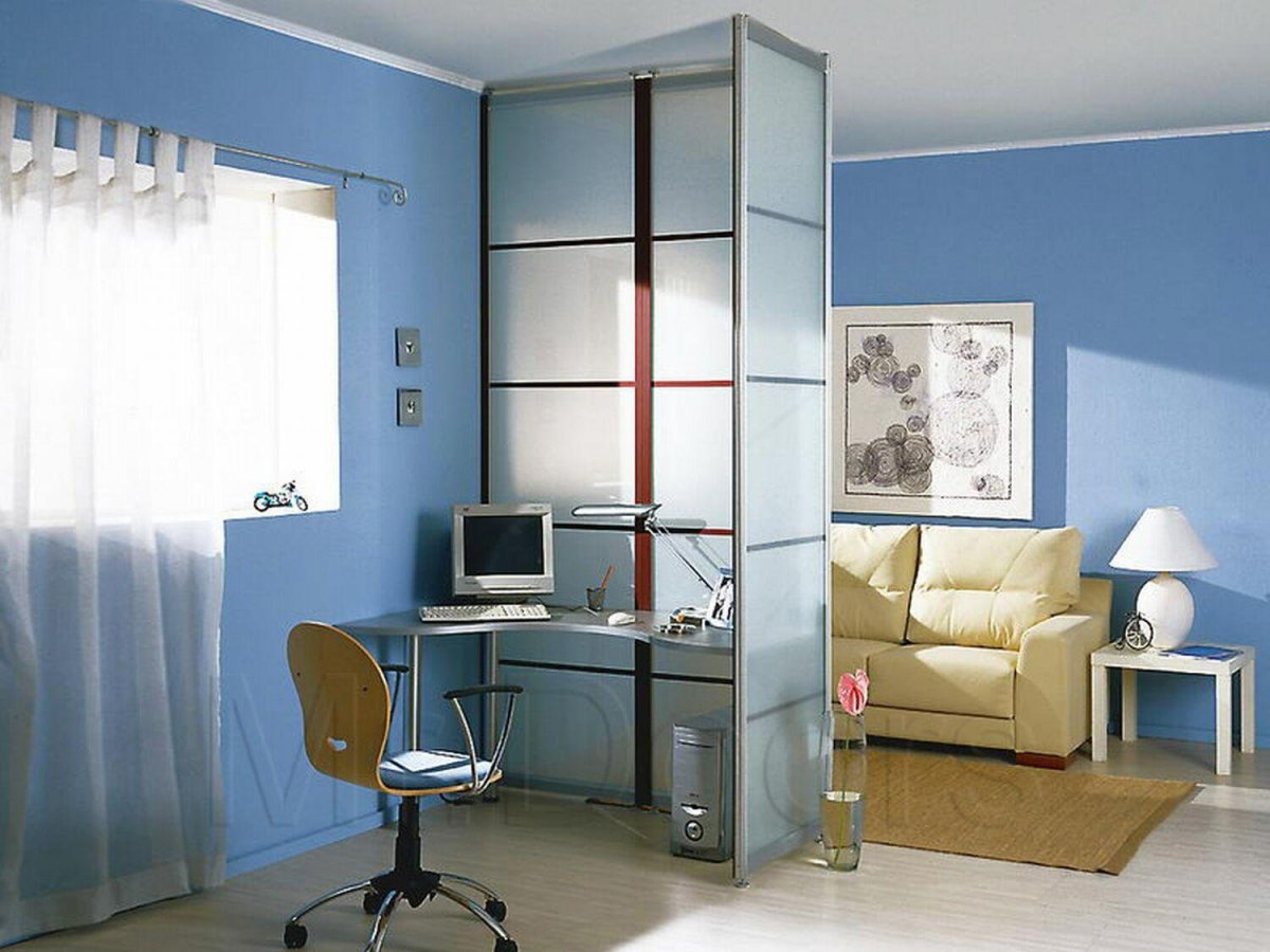 Зонирование студии стеллажом