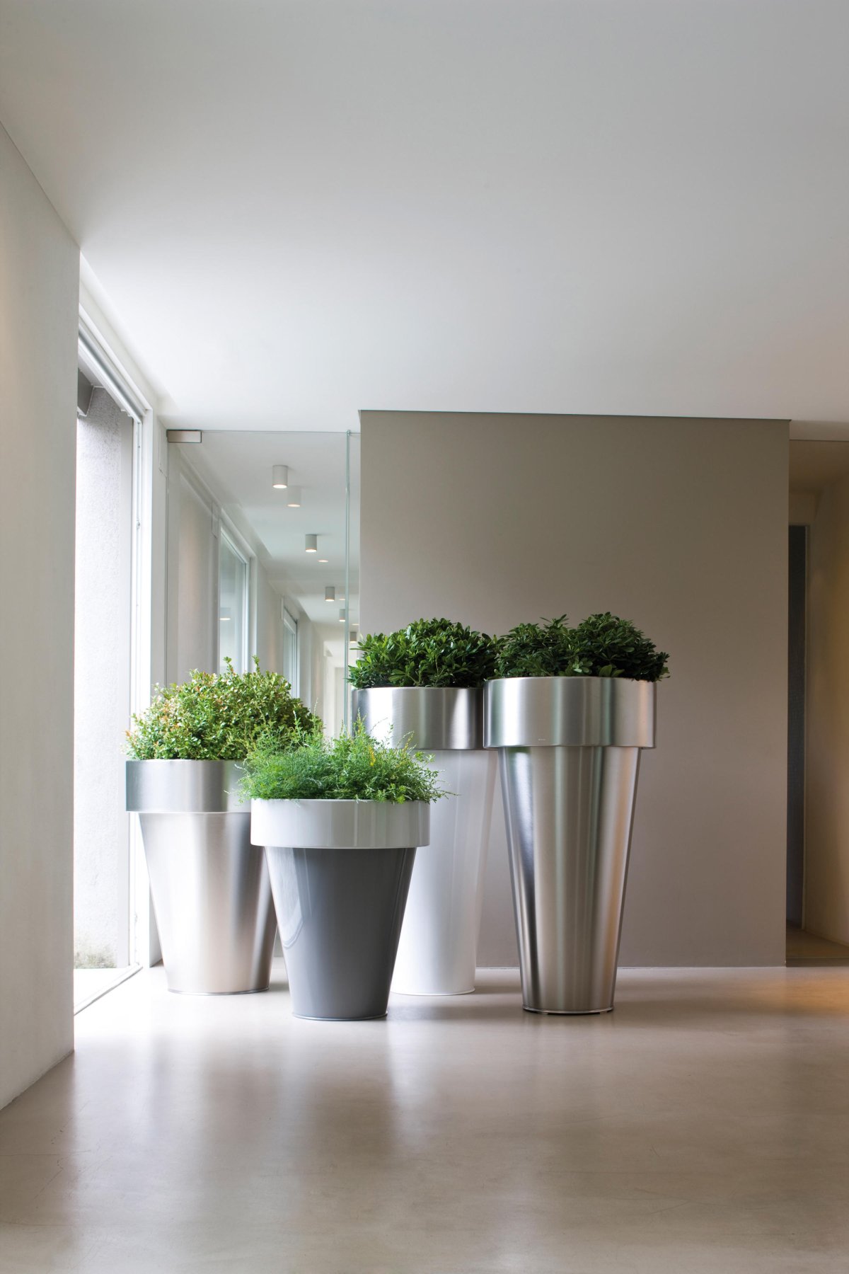 Высокие цветочные горшки