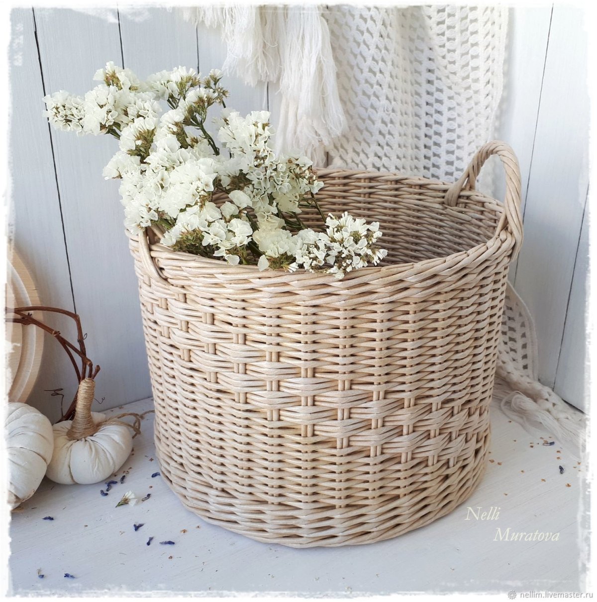 Плетеные корзины в ванную комнату