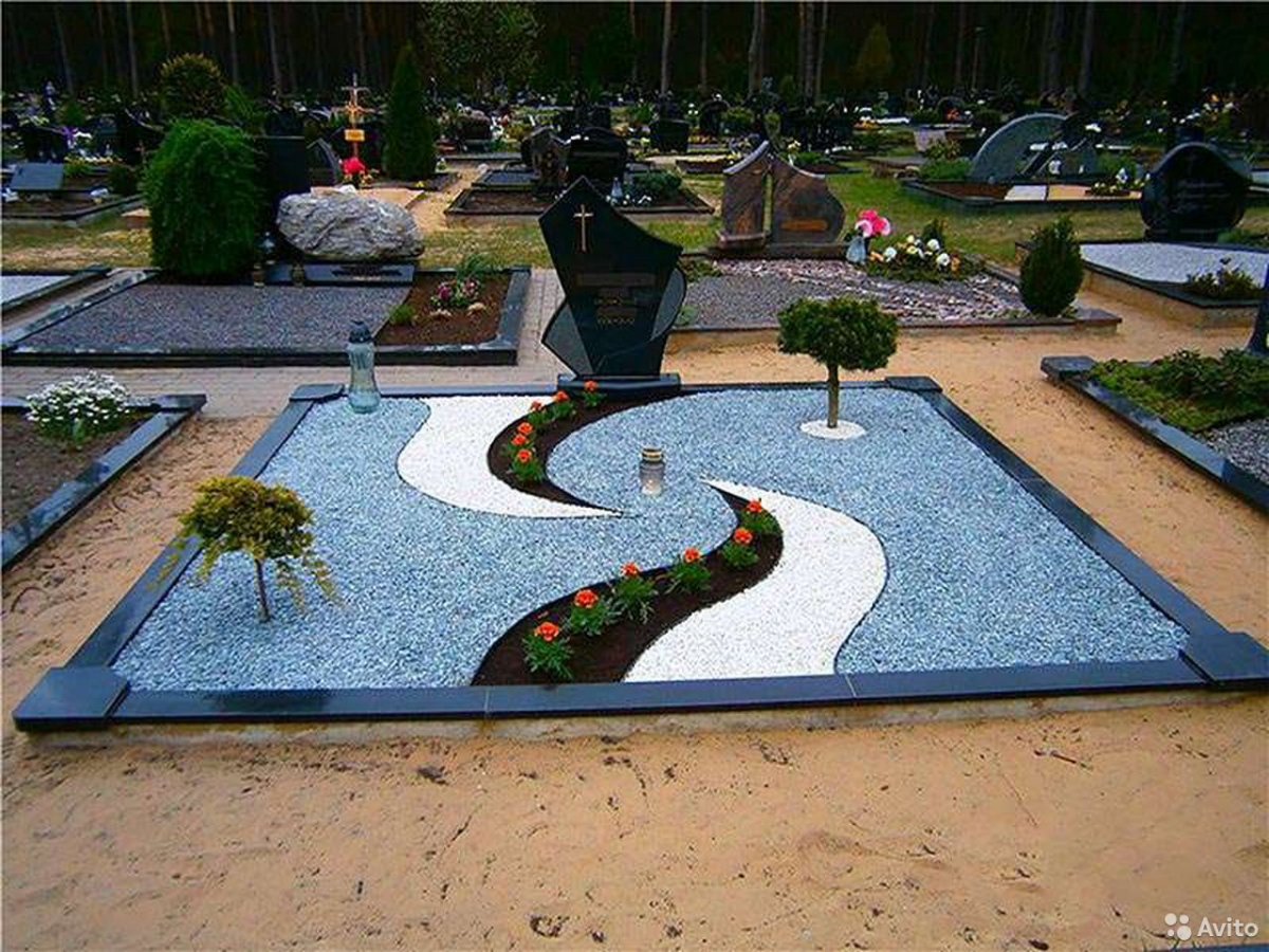 Мульчирование клумбы мраморной крошкой