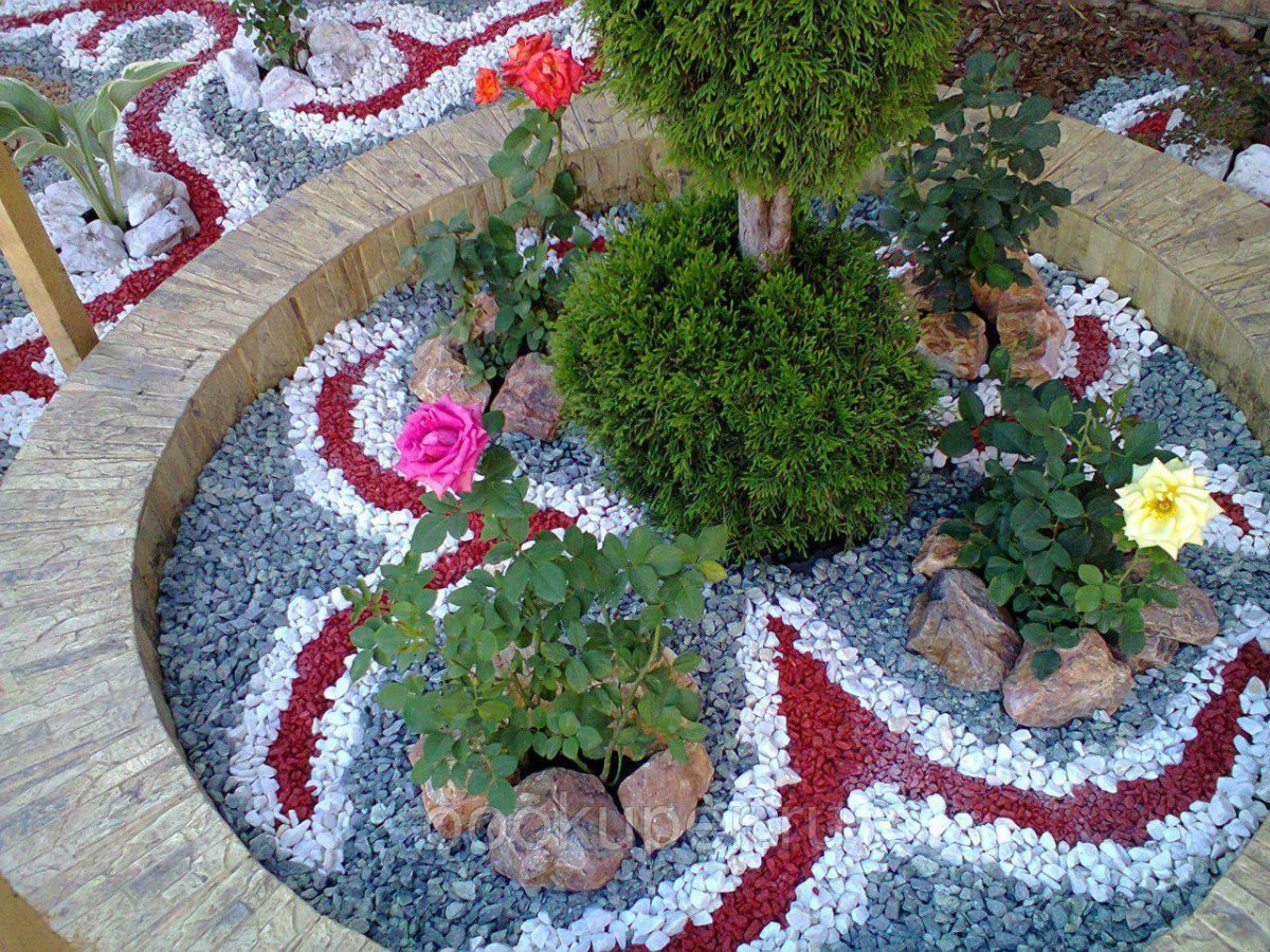 Цветная щебенка для клумб