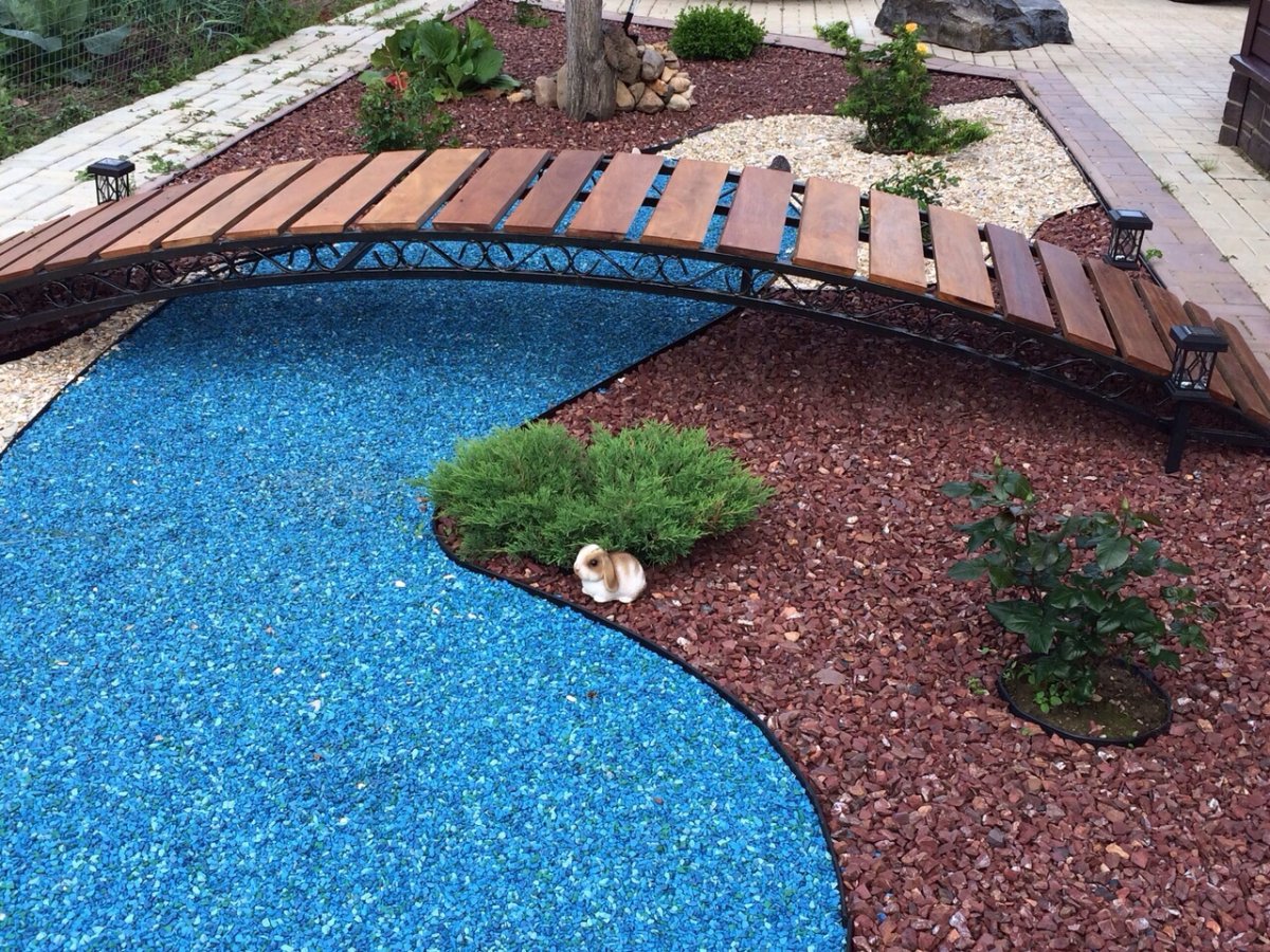 Отсыпка клумбы щебнем