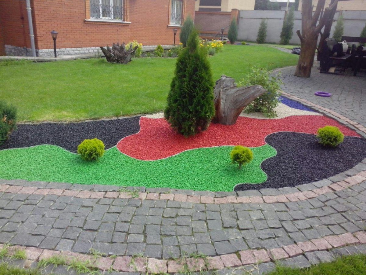 Цветной щебень в ландшафте