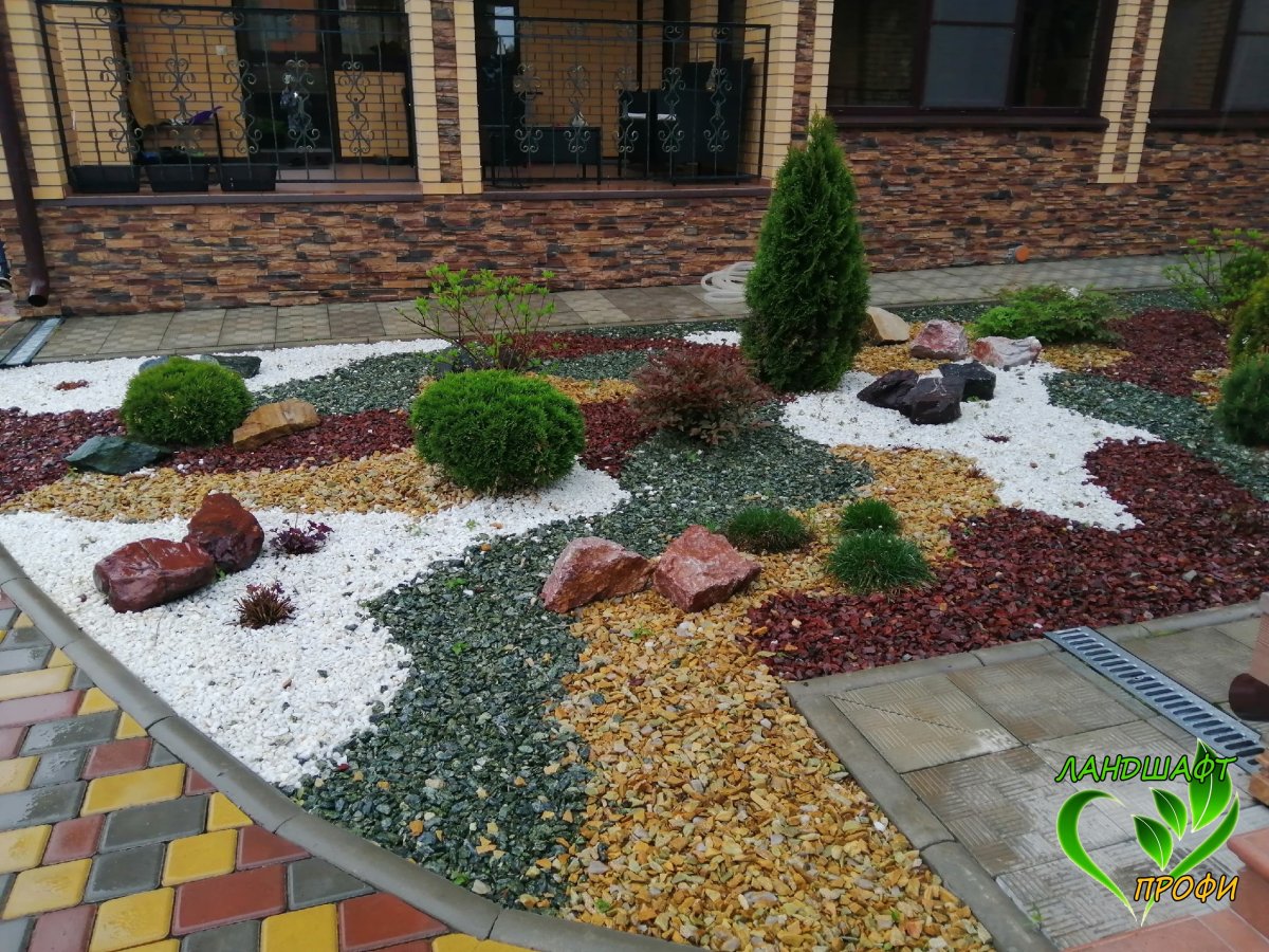 Цветная щебенка для клумб