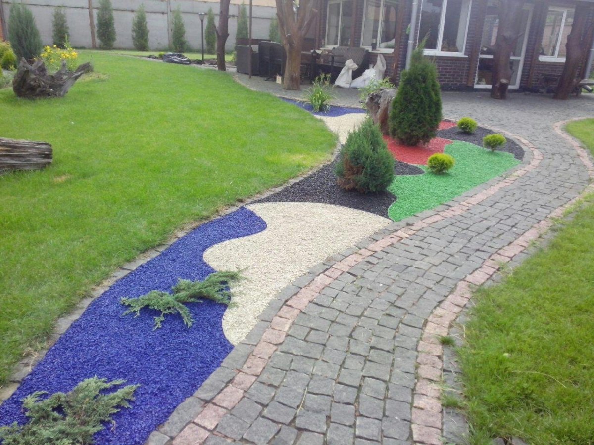 Цветной щебень на клумбе