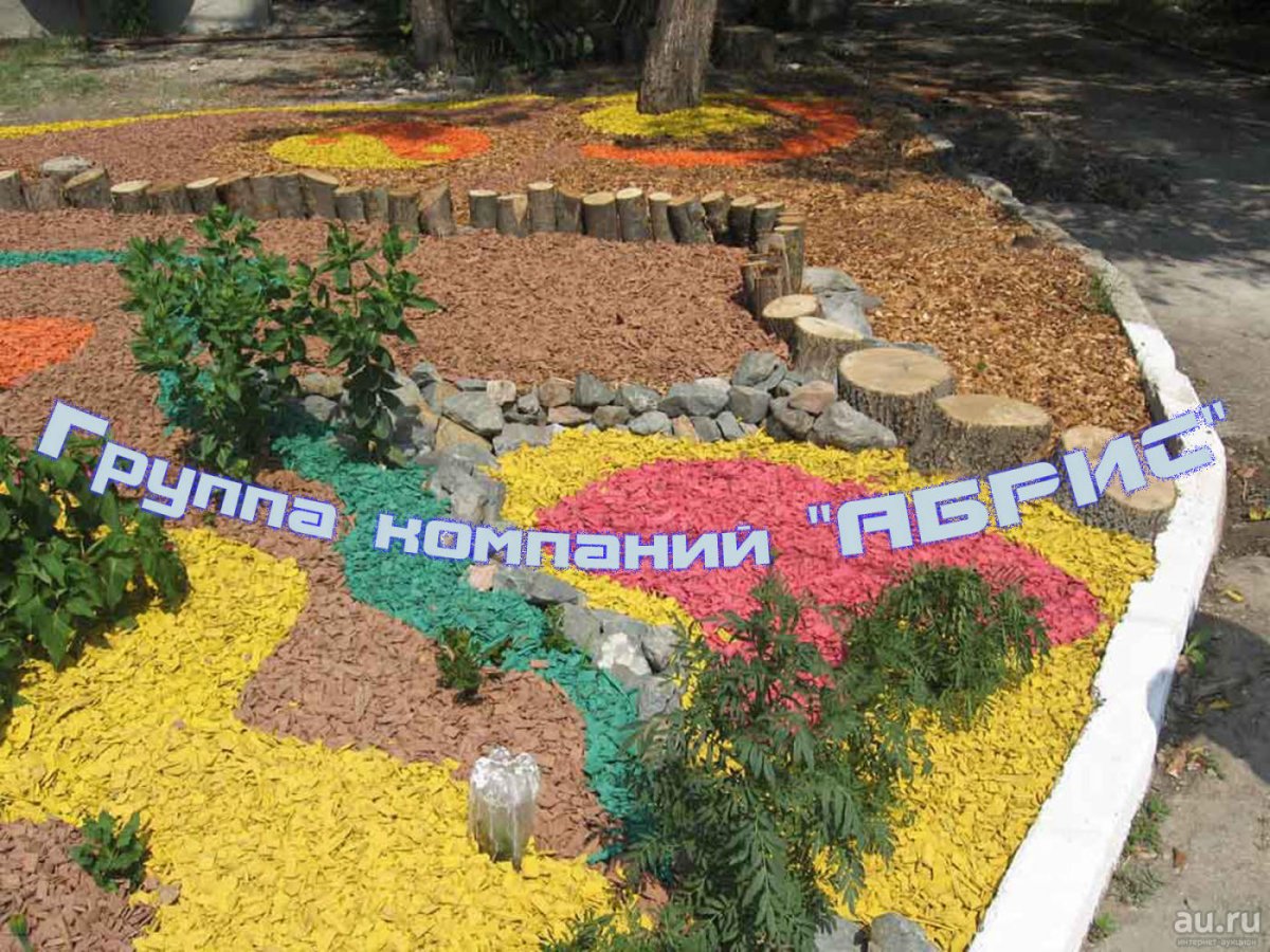 Цветной щебень на клумбе