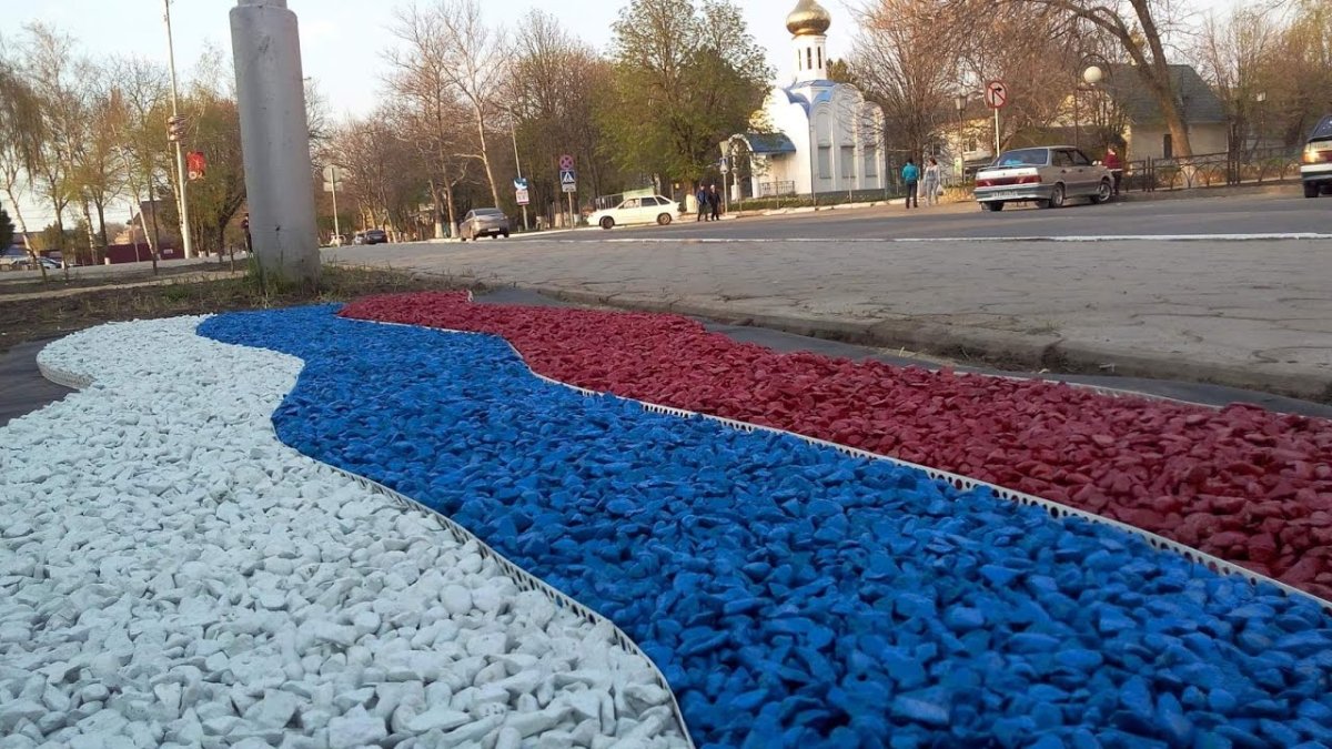 Красивые клумбы с камнями