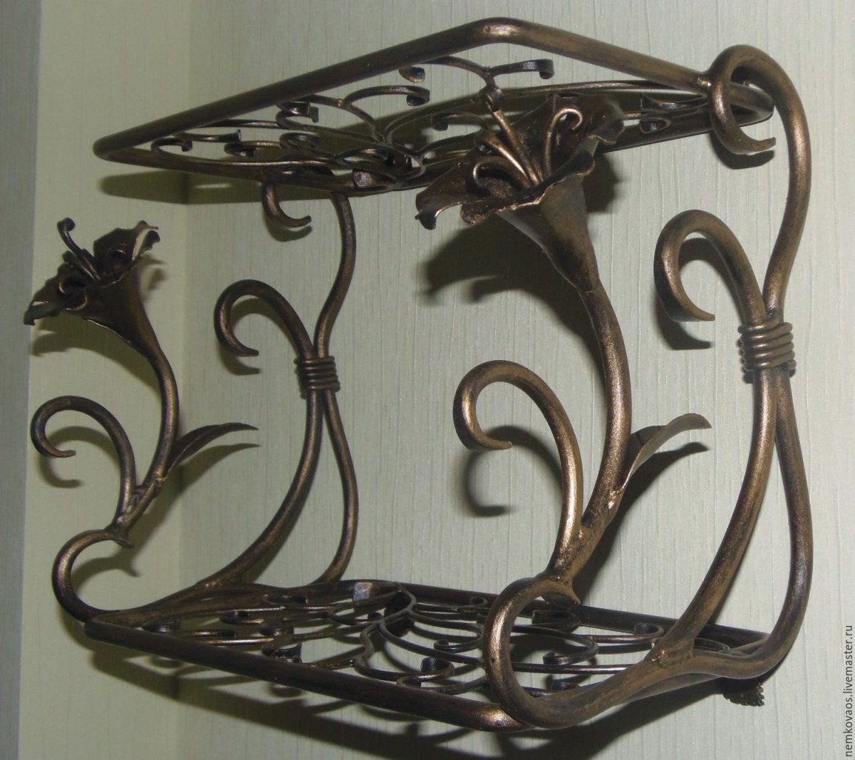 Кованые полки для книг
