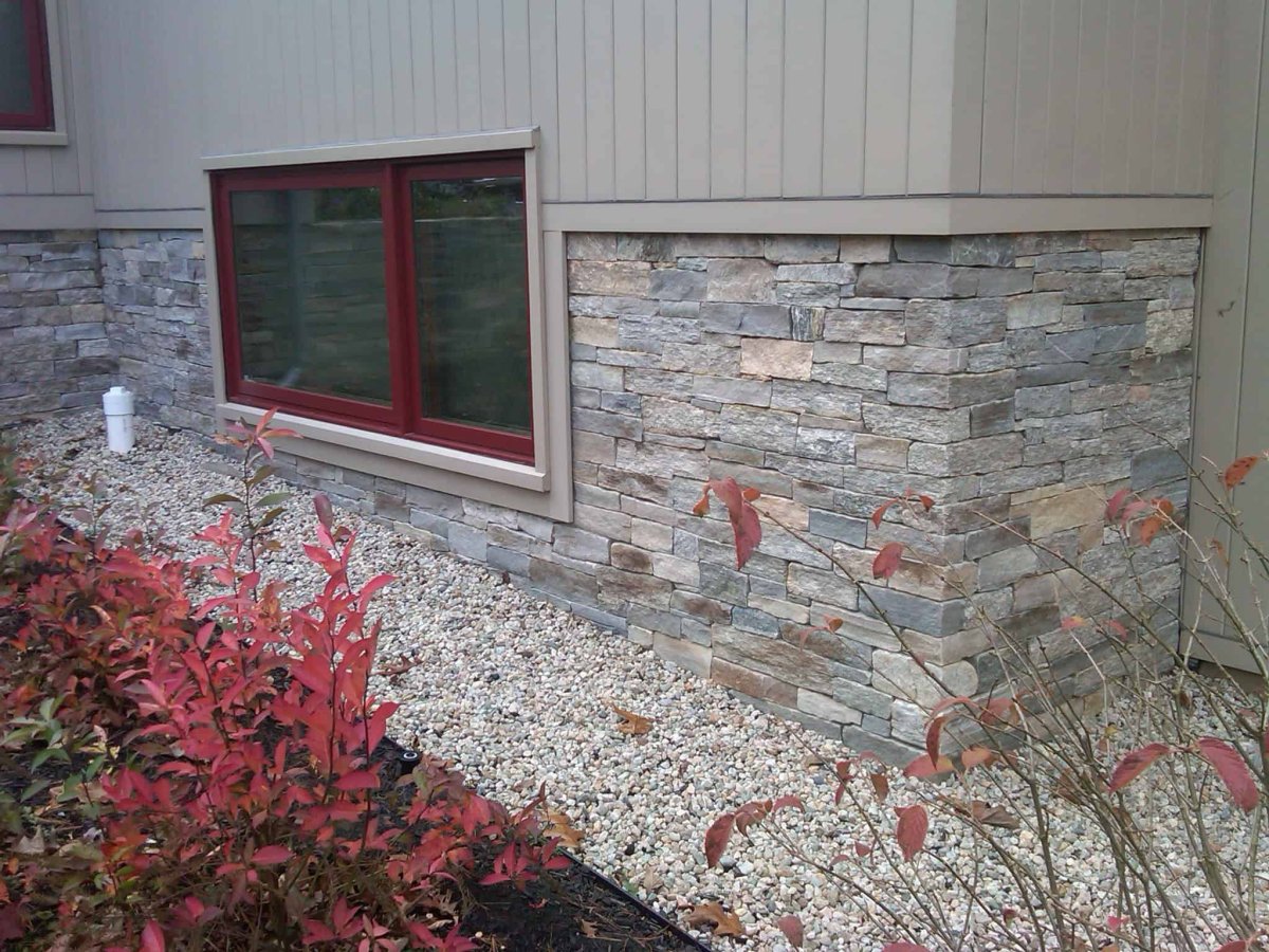 Отделка цоколя мелким камнем