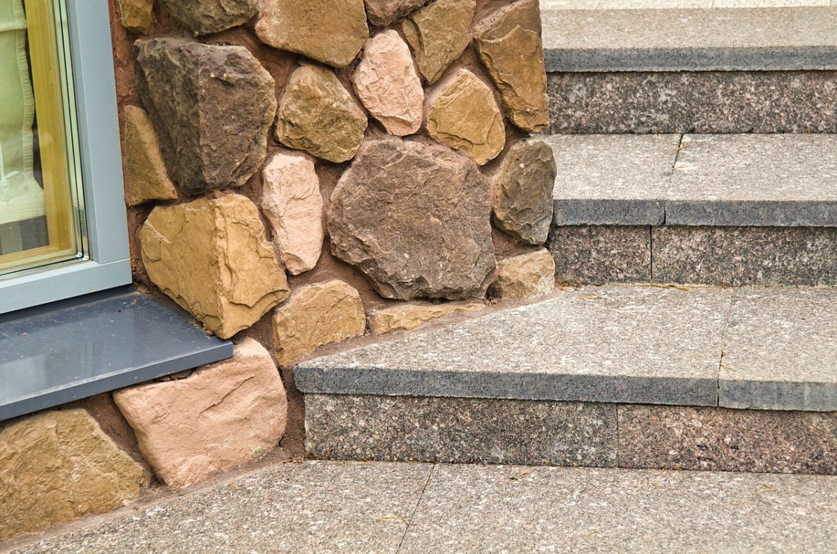 Облицовка цоколя бутовым камнем