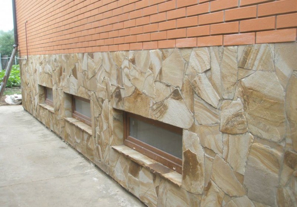 Отделка цоколя натуральным камнем