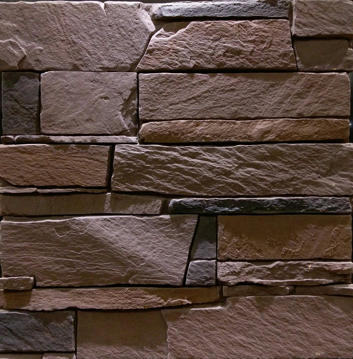 Отделка цоколя дома искусственным камнем