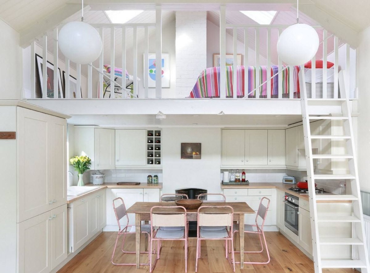 Кровать над кухней