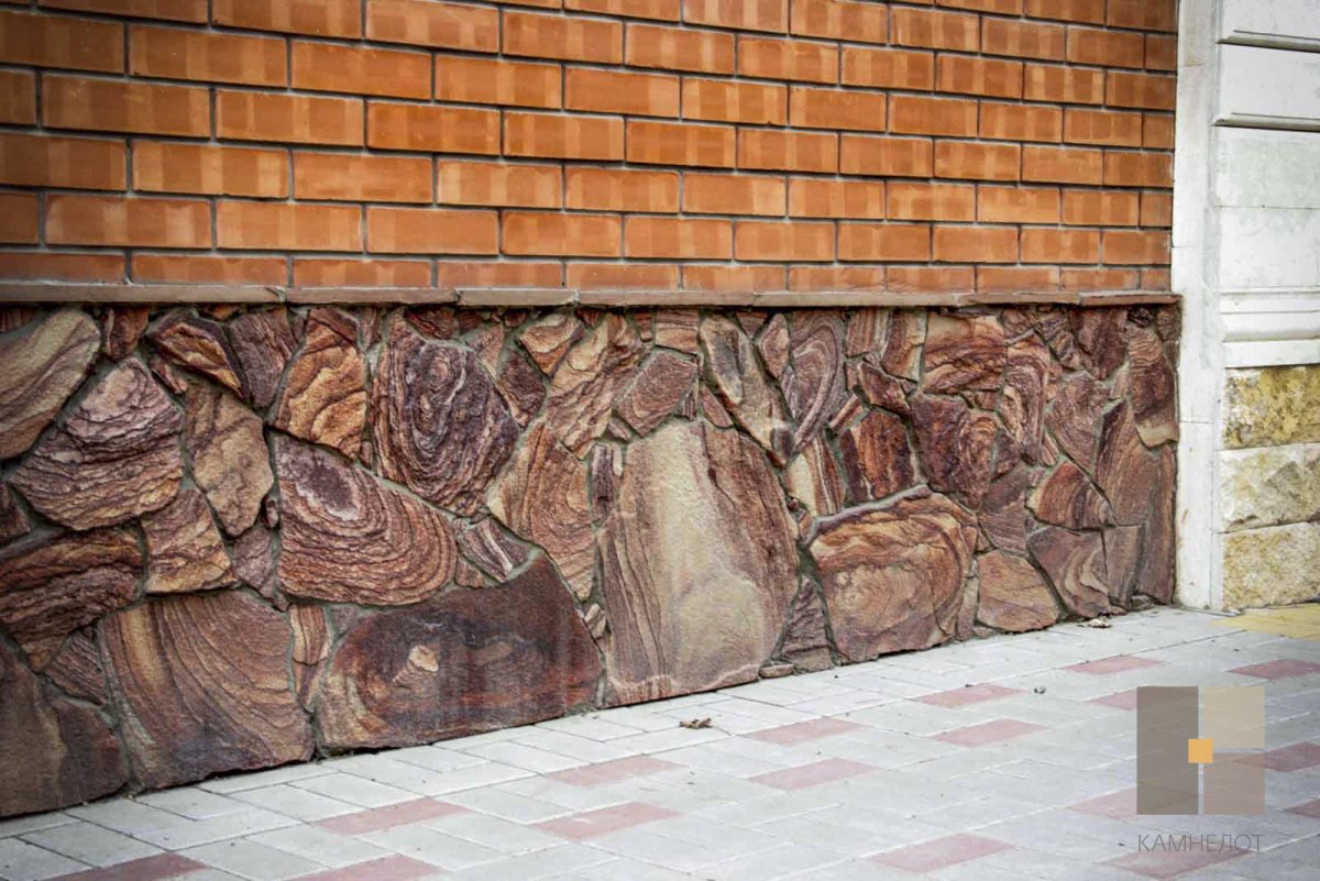 Цокольный этаж из дикого камням