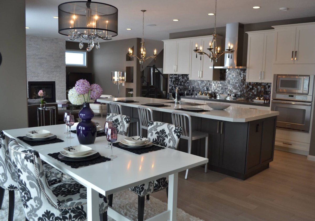 Белый стол черные стулья в интерьере