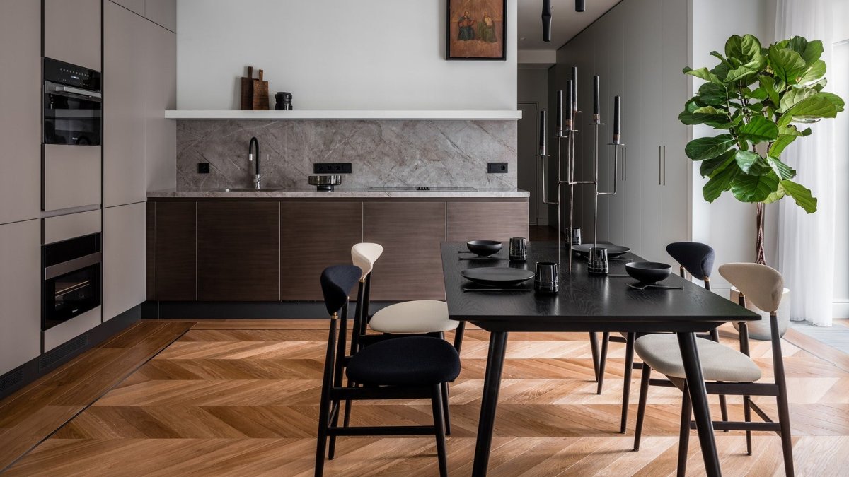 Стулья к черному столу на кухне