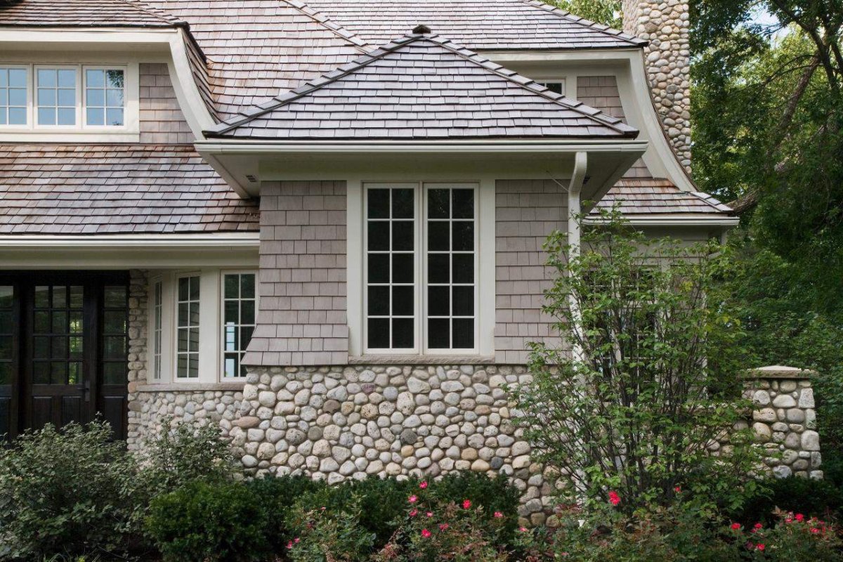 Домик облицованный белым камнем