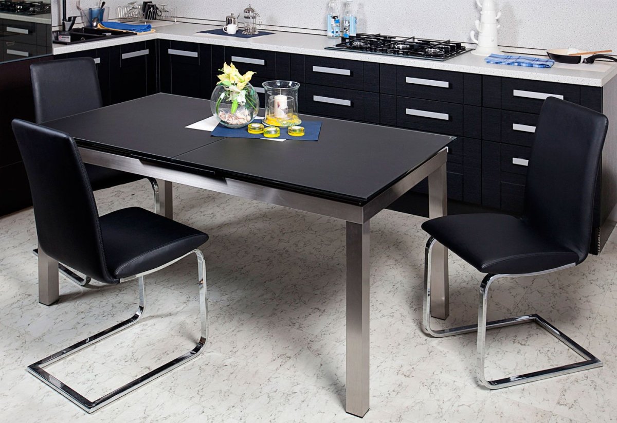 Черный стол в Светлом интерьере